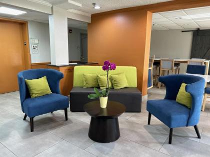 La Quinta Inn & Suites by Wyndham Orlando South - image 20