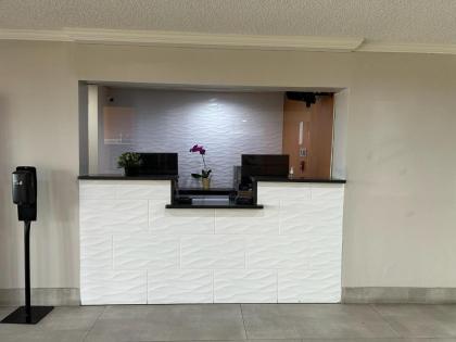 La Quinta Inn & Suites by Wyndham Orlando South - image 21