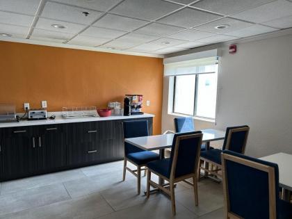La Quinta Inn & Suites by Wyndham Orlando South - image 22