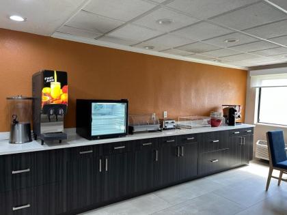 La Quinta Inn & Suites by Wyndham Orlando South - image 23