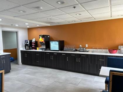 La Quinta Inn & Suites by Wyndham Orlando South - image 24