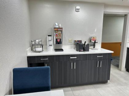 La Quinta Inn & Suites by Wyndham Orlando South - image 25