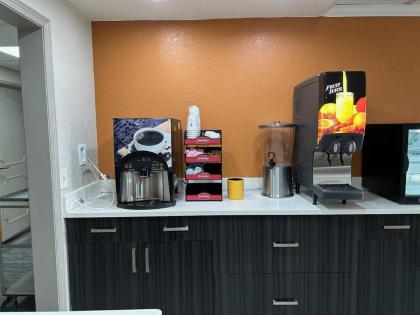 La Quinta Inn & Suites by Wyndham Orlando South - image 26