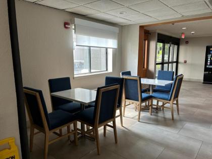 La Quinta Inn & Suites by Wyndham Orlando South - image 28