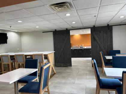 La Quinta Inn & Suites by Wyndham Orlando South - image 29