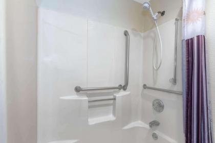 La Quinta Inn & Suites by Wyndham Orlando South - image 3