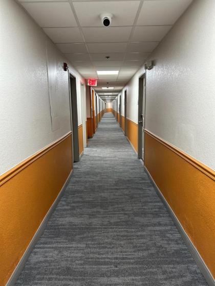 La Quinta Inn & Suites by Wyndham Orlando South - image 30