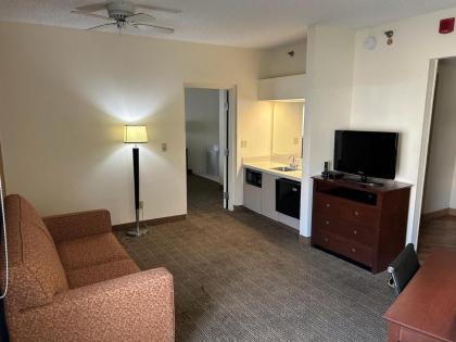 La Quinta Inn & Suites by Wyndham Orlando South - image 4