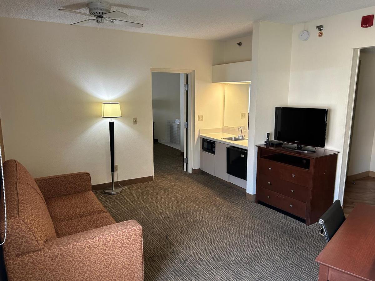 La Quinta Inn & Suites by Wyndham Orlando South - image 4