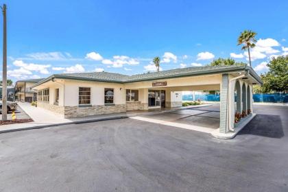 Quality Inn & Suites Downtown - image 2
