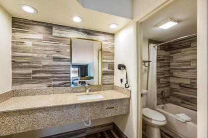 Quality Inn & Suites Downtown - image 25