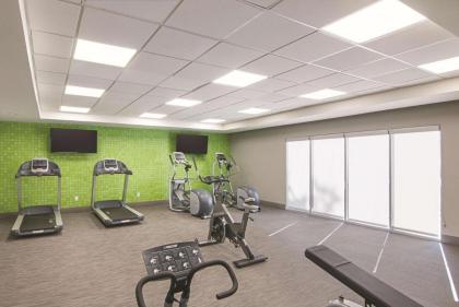 La Quinta Inn & Suites by Wyndham Orlando Ucf - image 12