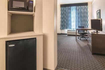 La Quinta Inn & Suites by Wyndham Orlando Ucf - image 13