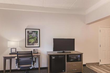 La Quinta Inn & Suites by Wyndham Orlando Ucf - image 15