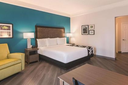 La Quinta Inn & Suites by Wyndham Orlando Ucf - image 16