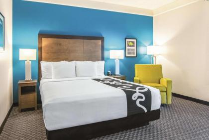 La Quinta Inn & Suites by Wyndham Orlando Ucf - image 17