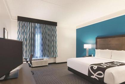 La Quinta Inn & Suites by Wyndham Orlando Ucf - image 18