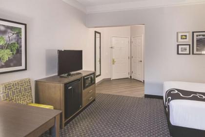 La Quinta Inn & Suites by Wyndham Orlando Ucf - image 19