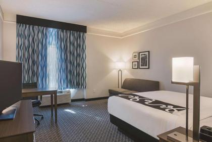 La Quinta Inn & Suites by Wyndham Orlando Ucf - image 20