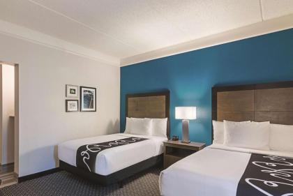 La Quinta Inn & Suites by Wyndham Orlando Ucf - image 21