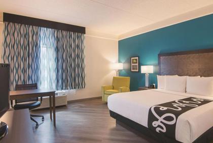 La Quinta Inn & Suites by Wyndham Orlando Ucf - image 22