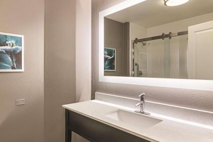 La Quinta Inn & Suites by Wyndham Orlando Ucf - image 23