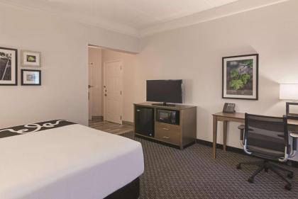 La Quinta Inn & Suites by Wyndham Orlando Ucf - image 24