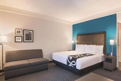 La Quinta Inn & Suites by Wyndham Orlando Ucf - image 26