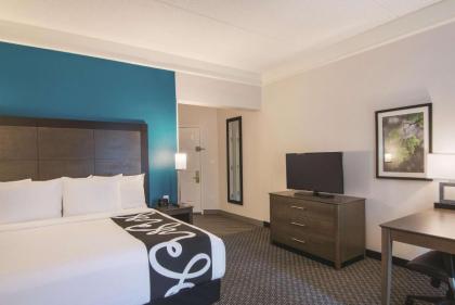 La Quinta Inn & Suites by Wyndham Orlando Ucf - image 28