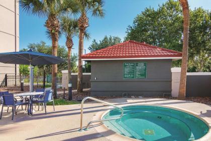 La Quinta Inn & Suites by Wyndham Orlando Ucf - image 3