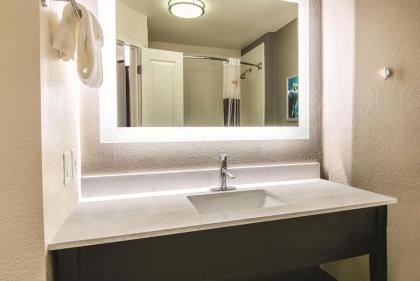 La Quinta Inn & Suites by Wyndham Orlando Ucf - image 30