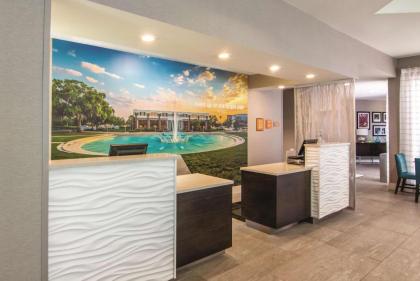 La Quinta Inn & Suites by Wyndham Orlando Ucf - image 4