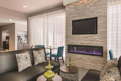 La Quinta Inn & Suites by Wyndham Orlando Ucf - image 5