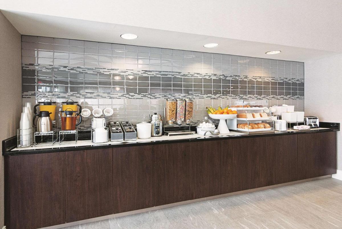 La Quinta Inn & Suites by Wyndham Orlando Ucf - image 6