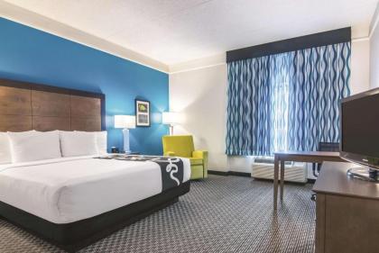 La Quinta Inn & Suites by Wyndham Orlando Ucf - image 7
