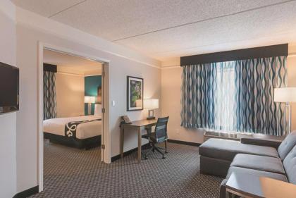 La Quinta Inn & Suites by Wyndham Orlando Ucf - image 8
