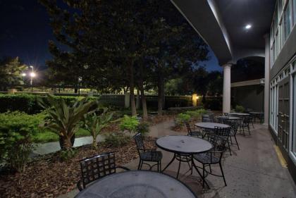 La Quinta Inn & Suites by Wyndham Orlando Convention Center - image 13