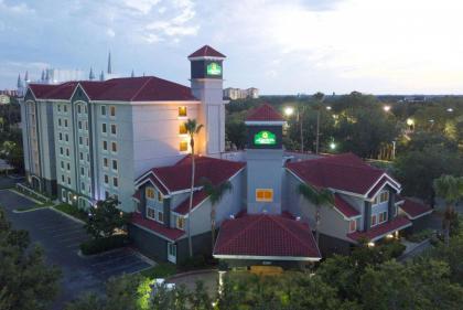 La Quinta Inn & Suites by Wyndham Orlando Convention Center - image 15
