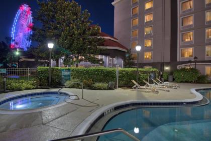 La Quinta Inn & Suites by Wyndham Orlando Convention Center - image 18