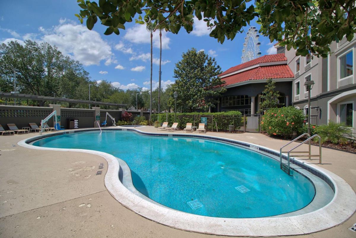 La Quinta Inn & Suites by Wyndham Orlando Convention Center - image 2