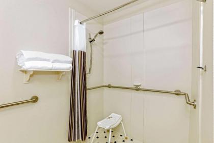 La Quinta Inn & Suites by Wyndham Orlando Convention Center - image 21