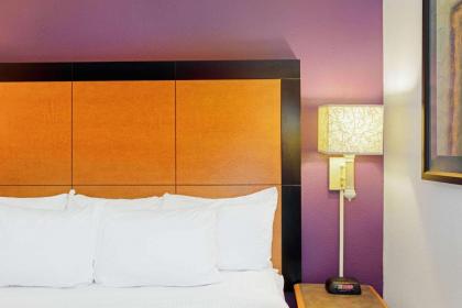 La Quinta Inn & Suites by Wyndham Orlando Convention Center - image 22