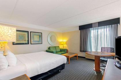 La Quinta Inn & Suites by Wyndham Orlando Convention Center - image 23