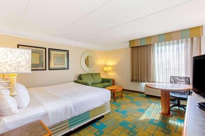 La Quinta Inn & Suites by Wyndham Orlando Convention Center - image 25