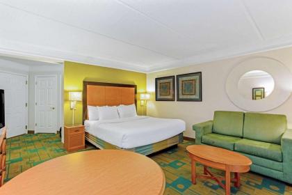La Quinta Inn & Suites by Wyndham Orlando Convention Center - image 3