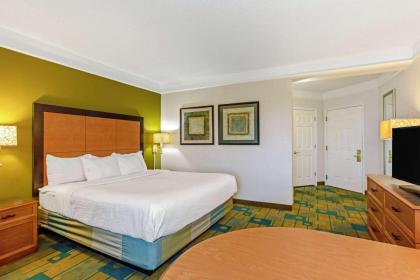 La Quinta Inn & Suites by Wyndham Orlando Convention Center - image 30