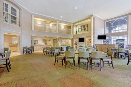 La Quinta Inn & Suites by Wyndham Orlando Convention Center - image 4