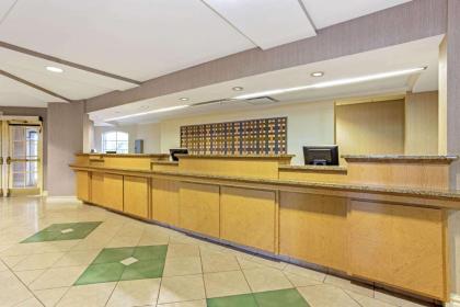 La Quinta Inn & Suites by Wyndham Orlando Convention Center - image 6
