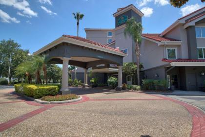 La Quinta Inn & Suites by Wyndham Orlando Convention Center - image 8