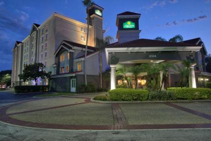 La Quinta Inn & Suites by Wyndham Orlando Convention Center - image 9